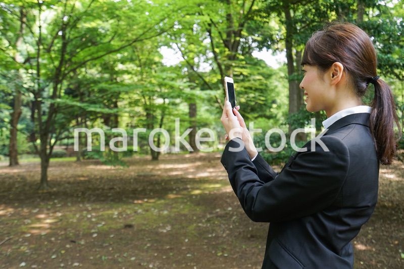 スマホで写真を撮る就活生・ビジネスウーマン