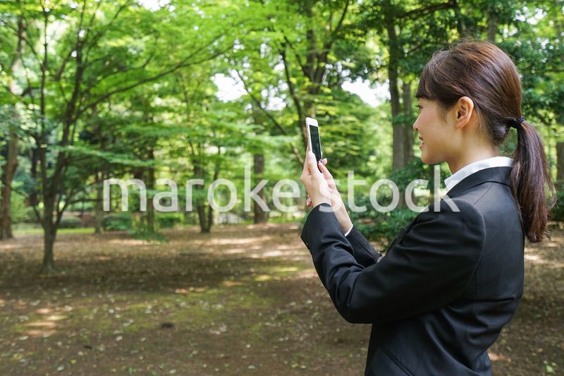 スマホで写真を撮る就活生・ビジネスウーマン