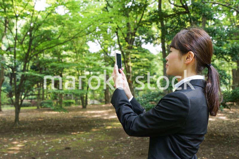 スマホで写真を撮る就活生・ビジネスウーマン