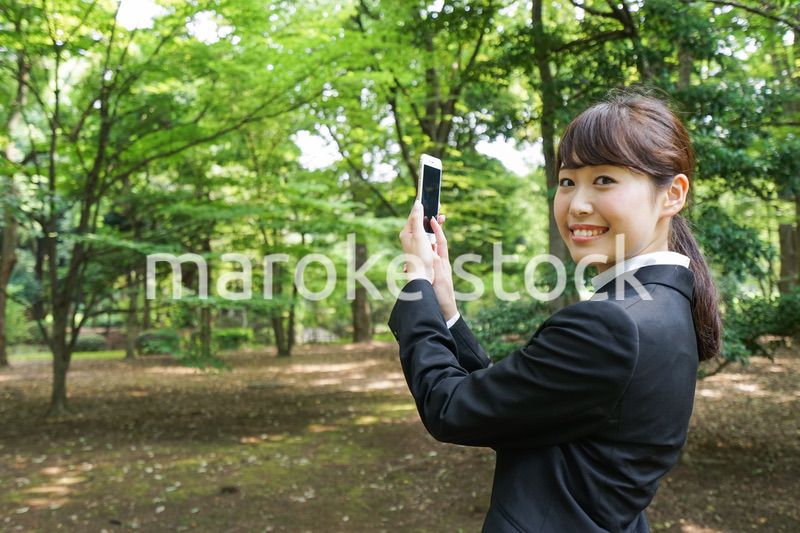 スマホで写真を撮る就活生・ビジネスウーマン
