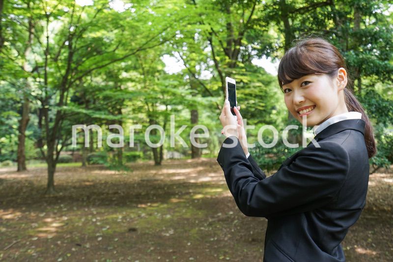 スマホで写真を撮る就活生・ビジネスウーマン