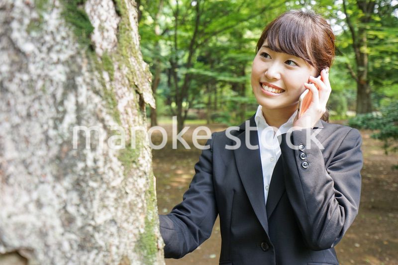 電話をするスーツ姿の若い女性