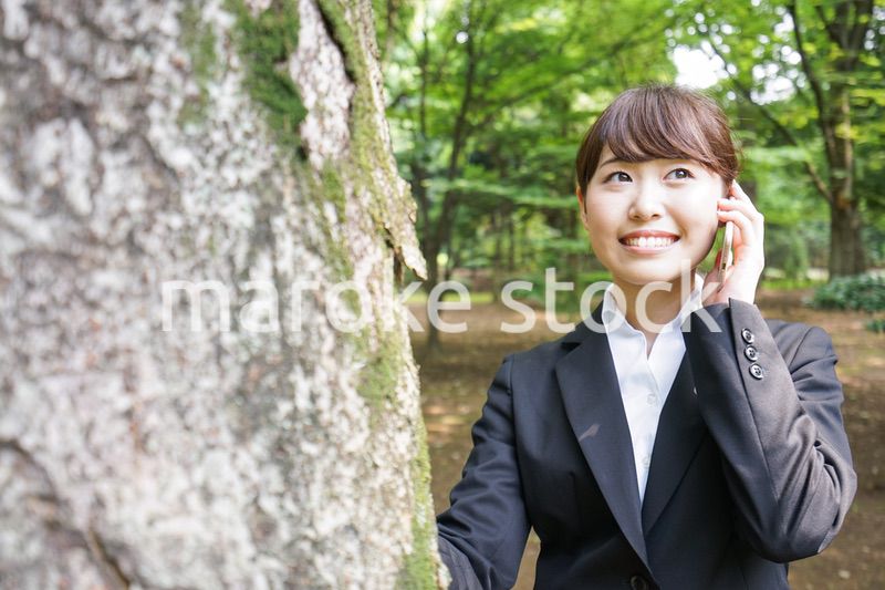 電話をするスーツ姿の若い女性