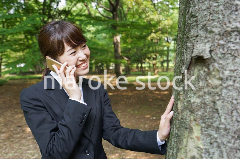 電話をするスーツ姿の若い女性