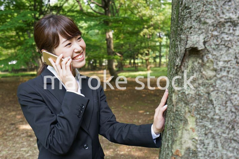 電話をするスーツ姿の若い女性