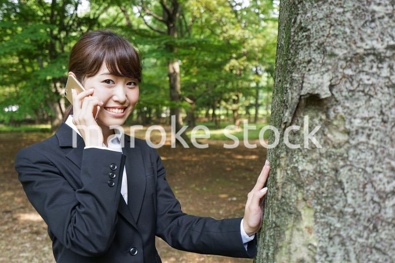 電話をするスーツ姿の若い女性