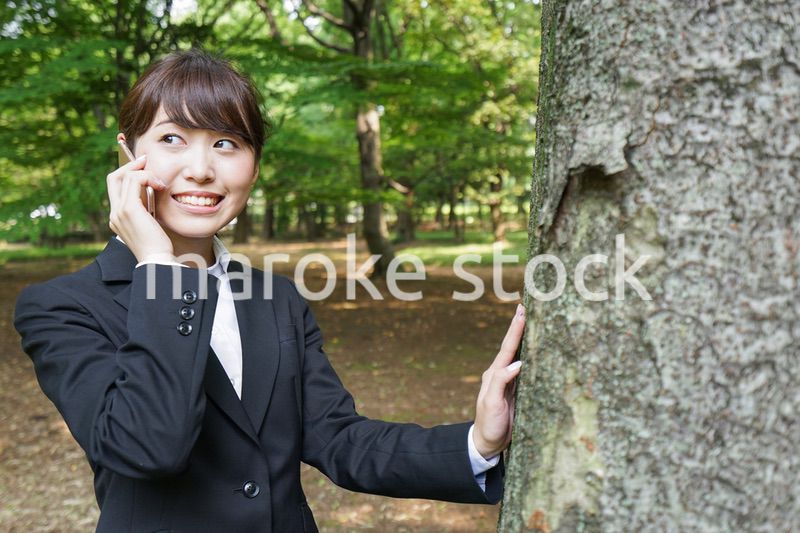 電話をするスーツ姿の若い女性