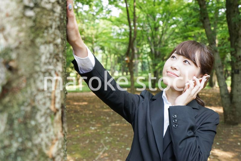 通話をするビジネスウーマン・就活生