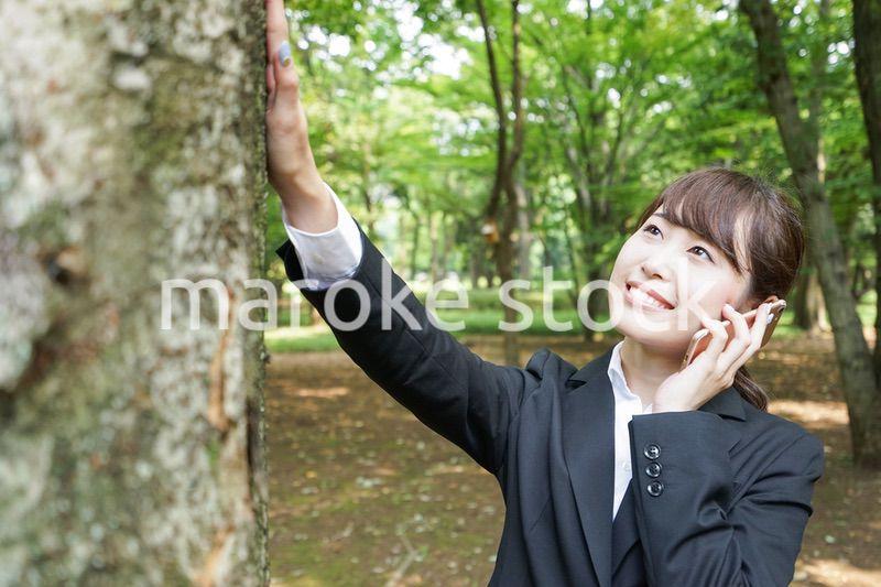 通話をするビジネスウーマン・就活生