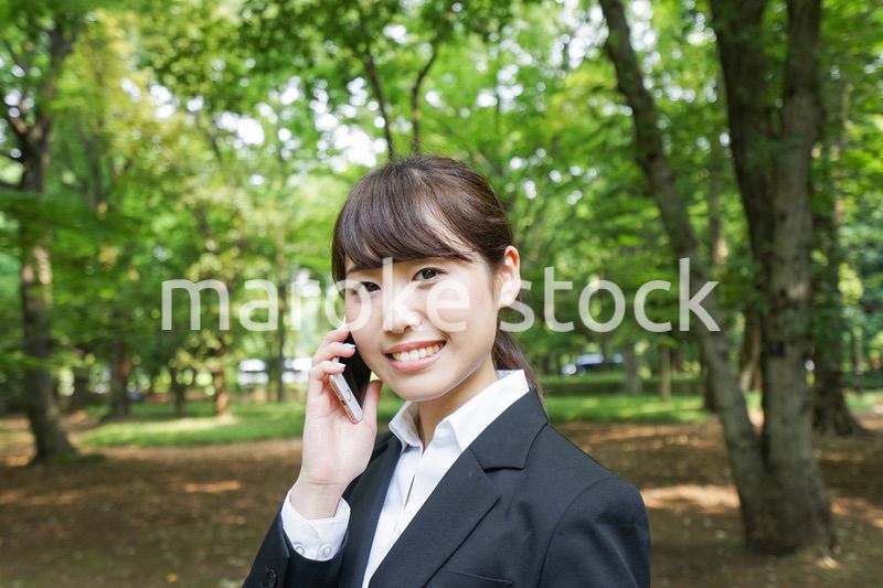通話をするビジネスウーマン・就活生