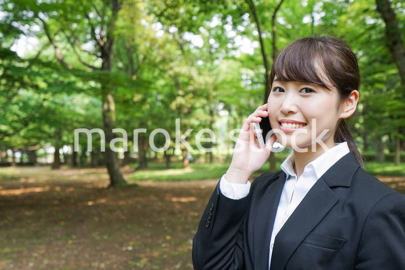 通話をするビジネスウーマン・就活生