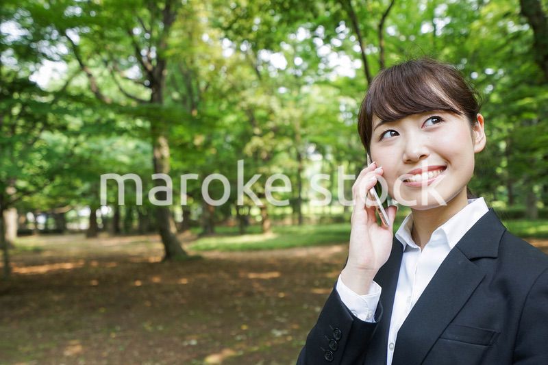 通話をするビジネスウーマン・就活生