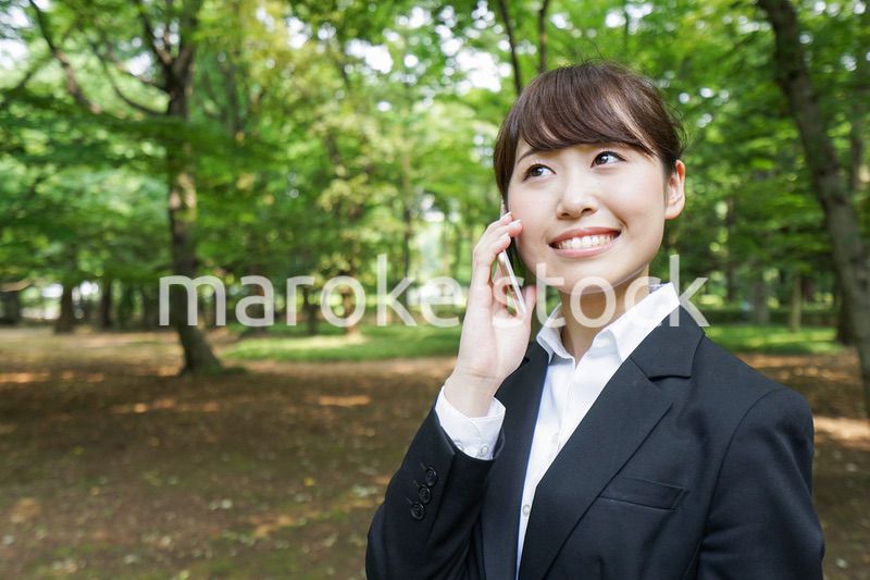 通話をするビジネスウーマン・就活生