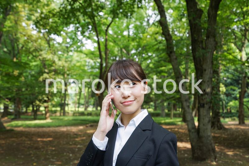 通話をするビジネスウーマン・就活生
