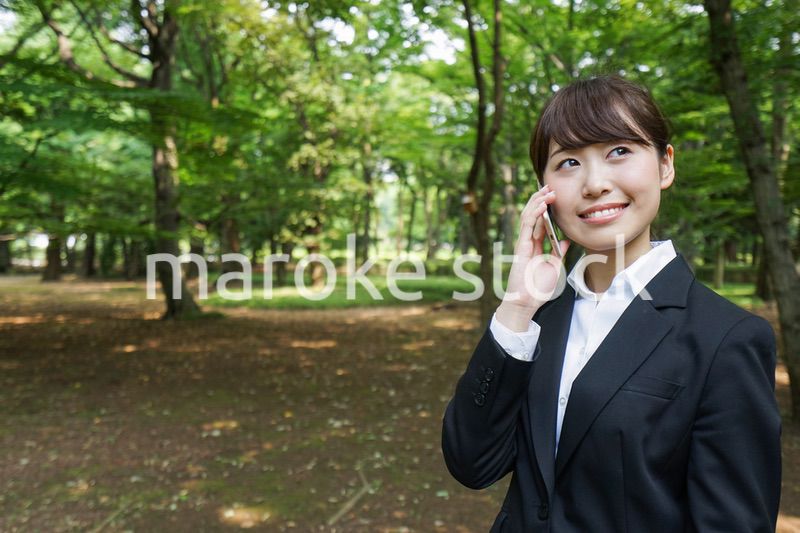 通話をするビジネスウーマン・就活生