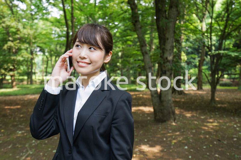通話をするビジネスウーマン・就活生