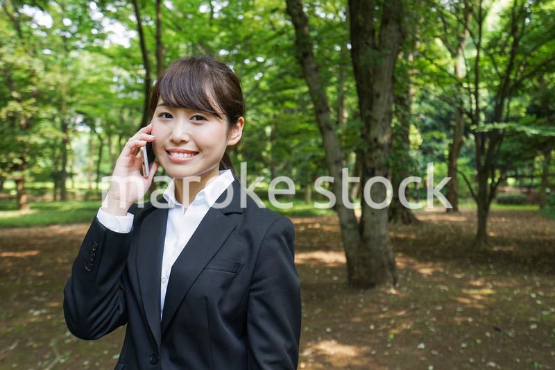 通話をするビジネスウーマン・就活生