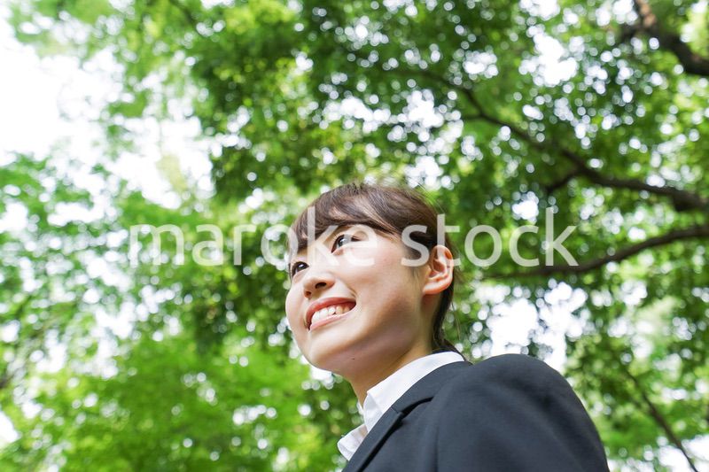 スーツを着て笑うビジネスウーマン