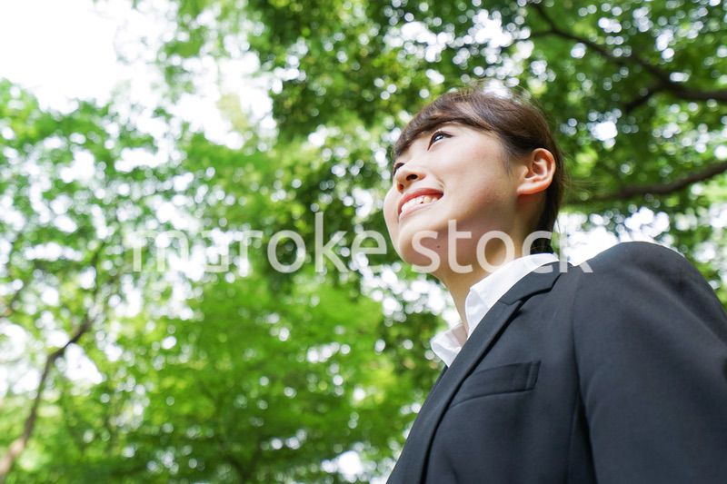 スーツを着て笑うビジネスウーマン