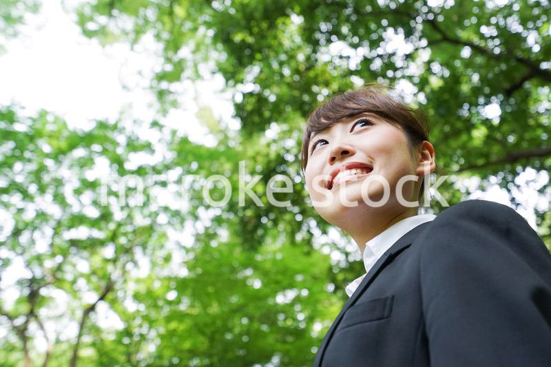 スーツを着て笑うビジネスウーマン