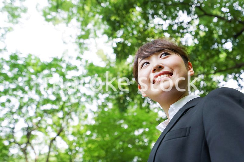 スーツを着て笑うビジネスウーマン