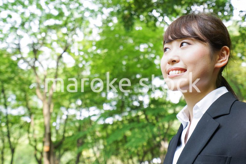 スーツを着て笑うビジネスウーマン