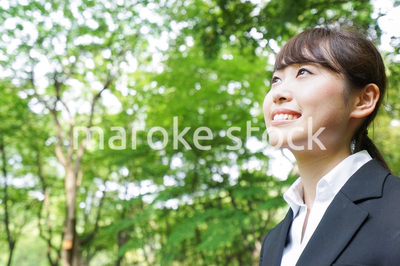 スーツを着て笑うビジネスウーマン