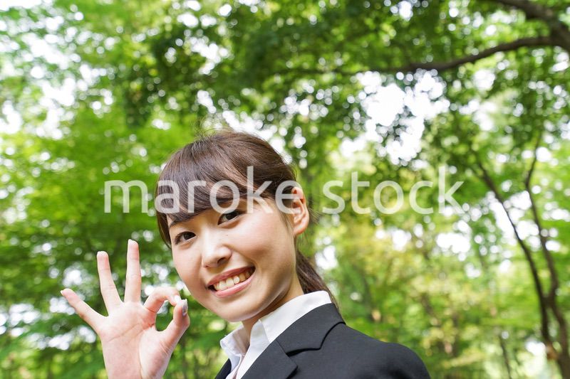 OKサインをする若いビジネスウーマン
