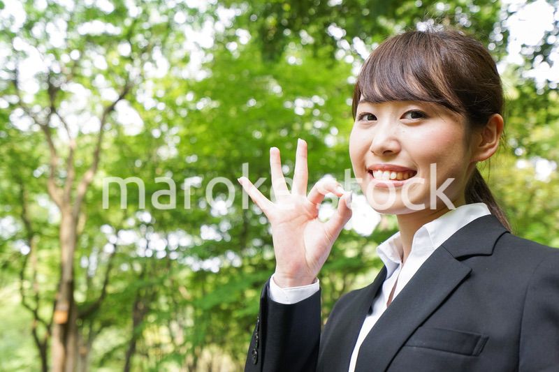 OKサインをする若いビジネスウーマン