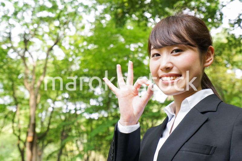 OKサインをする若いビジネスウーマン