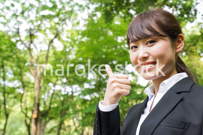 OKサインをする若いビジネスウーマン