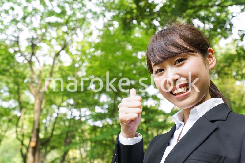 OKサインをする若いビジネスウーマン