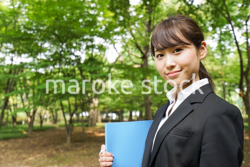 書類を持つビジネスウーマン