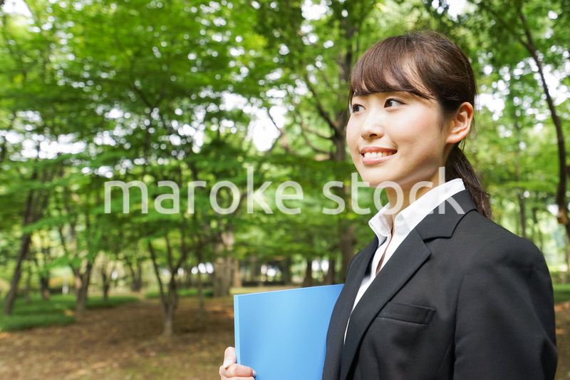 書類を持つビジネスウーマン