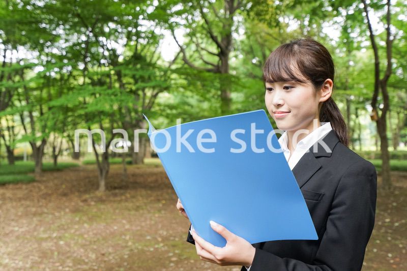 書類を持つビジネスウーマン