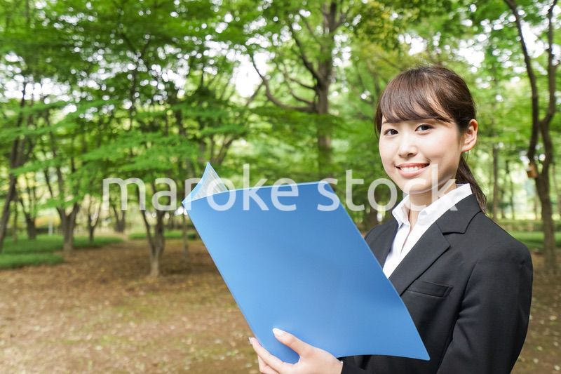 書類を持つビジネスウーマン
