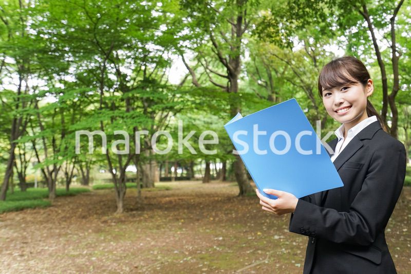 書類を持つビジネスウーマン