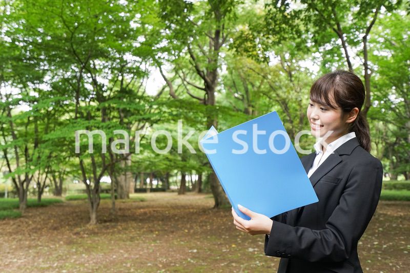 書類を持つビジネスウーマン