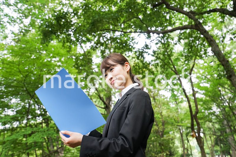 書類を持つビジネスウーマン