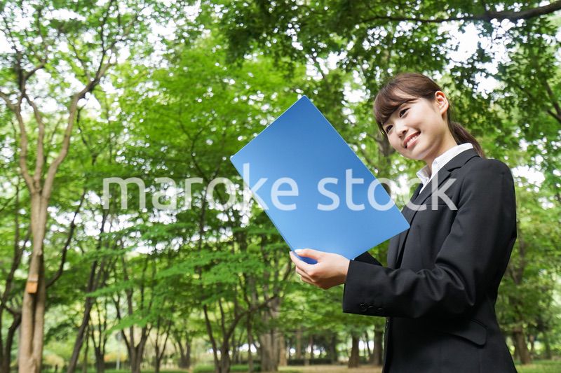 書類を持つビジネスウーマン