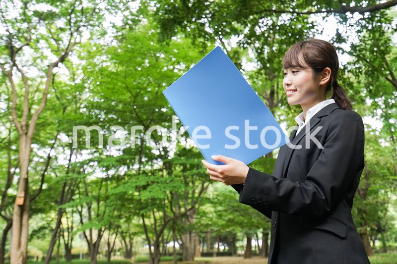 書類を持つビジネスウーマン