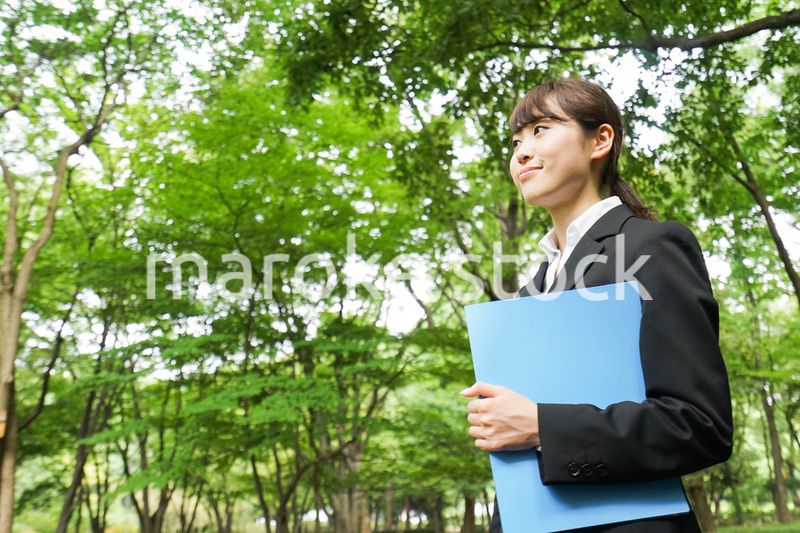 書類を持つビジネスウーマン