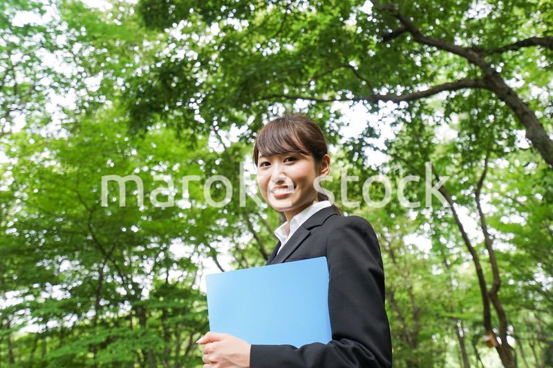 書類を持つビジネスウーマン