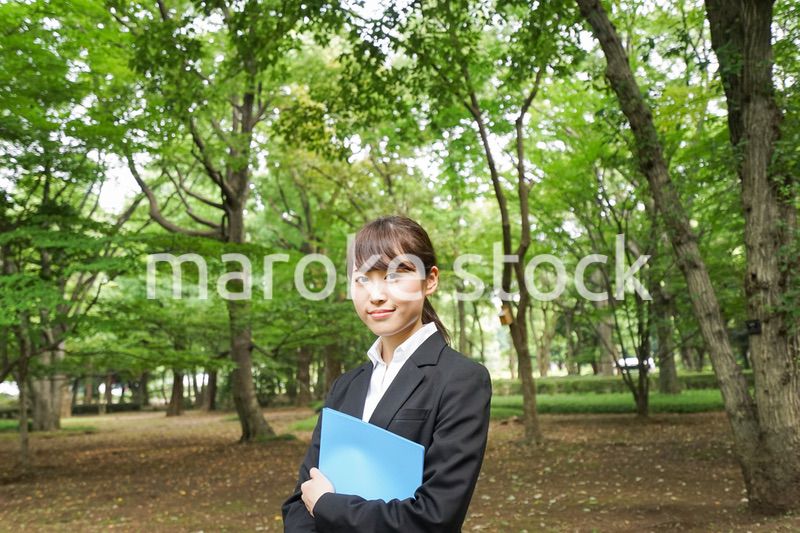 書類を持つビジネスウーマン