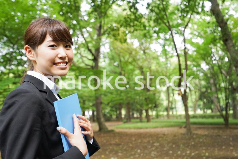 書類を持つビジネスウーマン