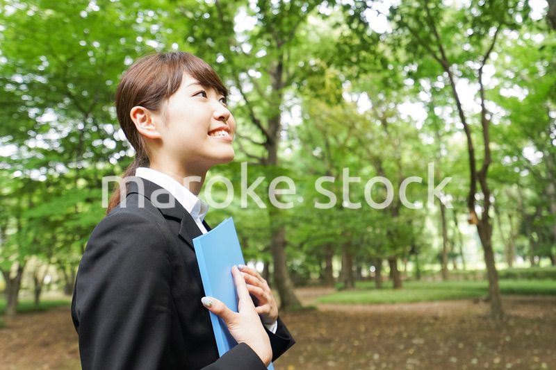 書類を持つビジネスウーマン