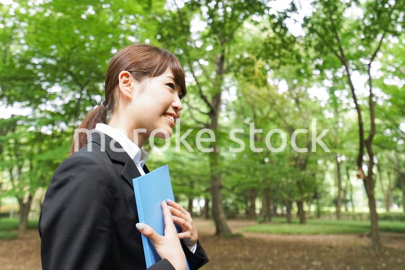 書類を持つビジネスウーマン