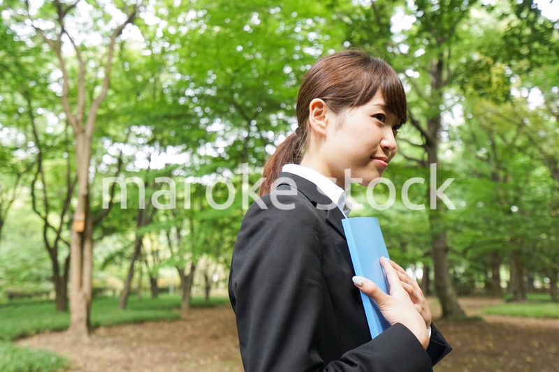 書類を持つビジネスウーマン