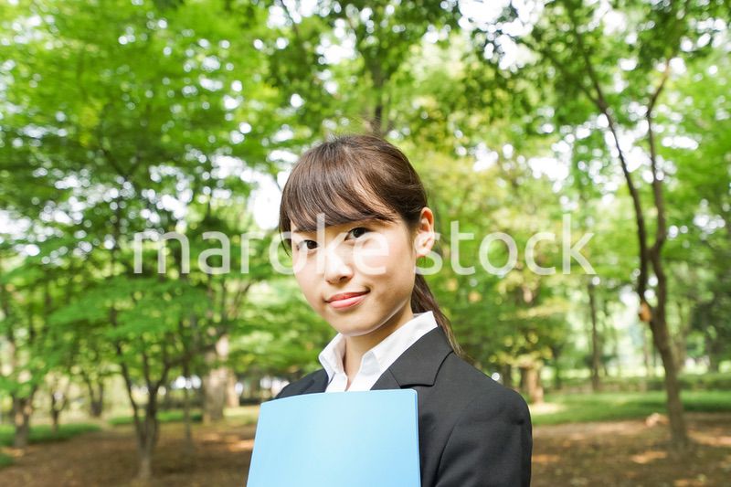 書類を持つビジネスウーマン