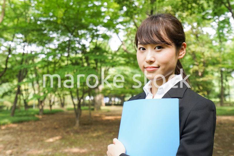 書類を持つビジネスウーマン